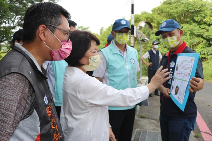 市長黃敏惠日前前往後湖抽水站、忠孝路、興業西路地下道及紅瓦里等地視察。